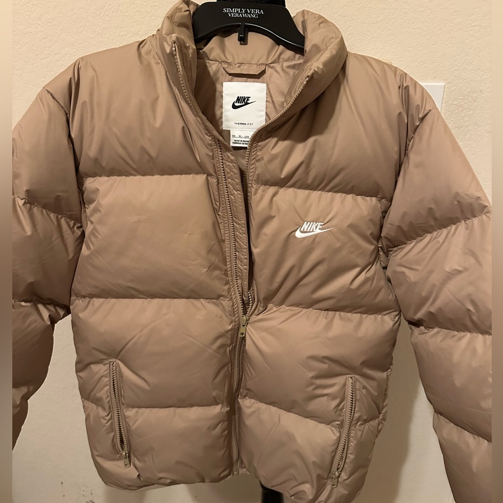 Nike Sportswear Club Men's/Women Therma-FIT Down Puffer Jacket Taupe.Size XS NWT - Picture 4 of 15